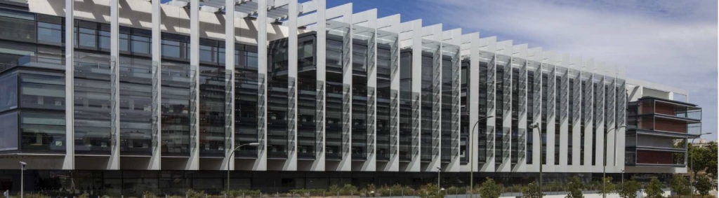 Facade and the inside of the Repsol Campus