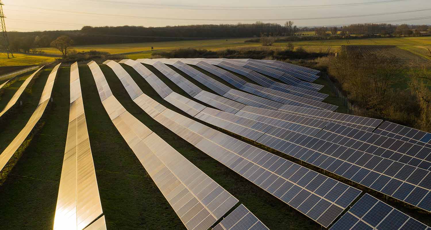 un gran conjunto de paneles de energía solar 