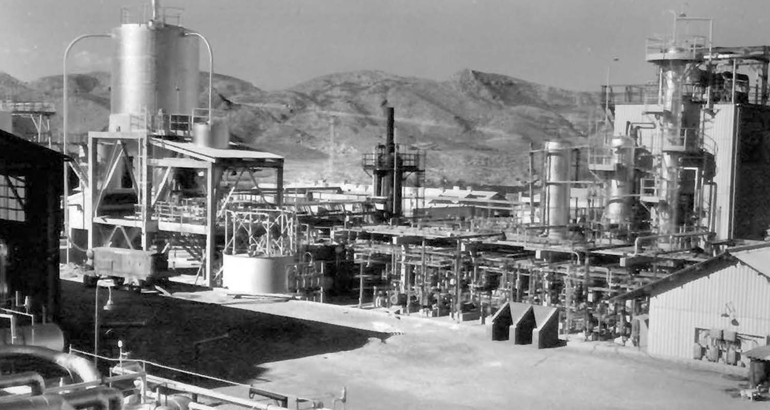 Imagen antigua de una refinería