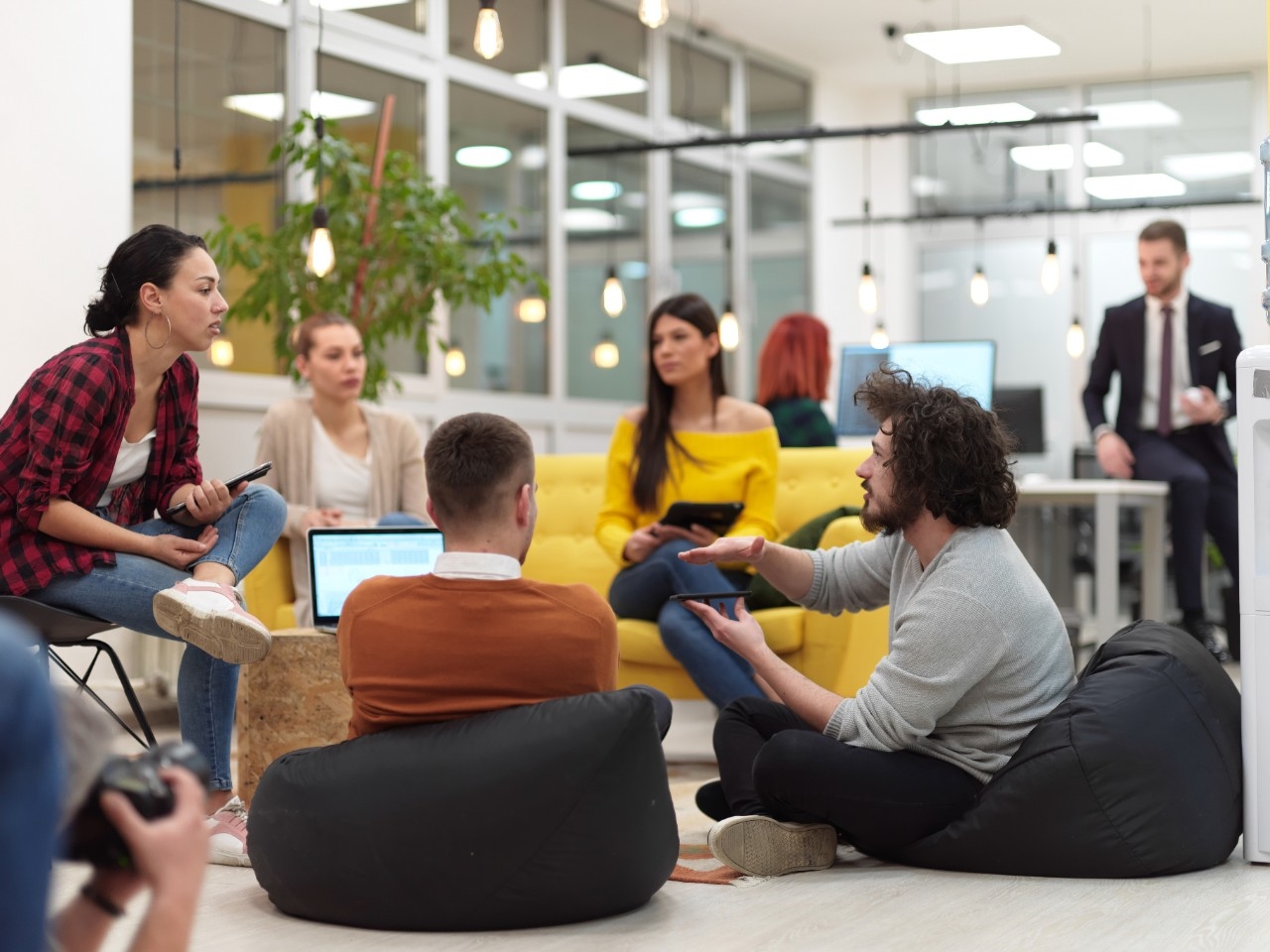 Una persona pulsa sobre un botón digital en el que pone employer branding