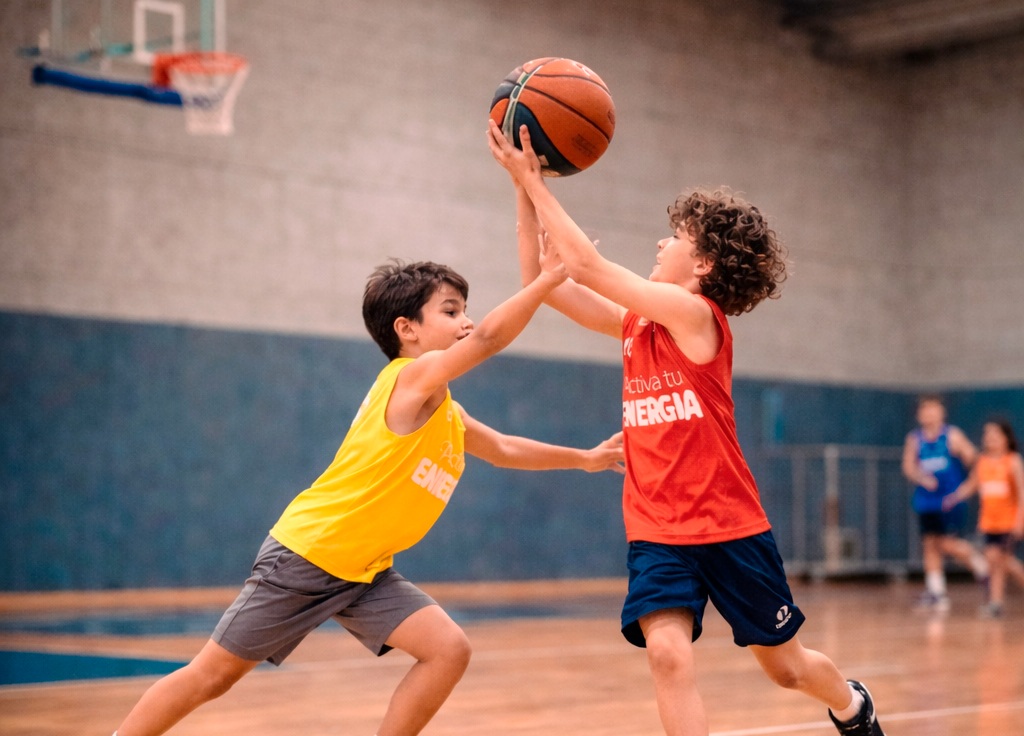 Niños jugando al baloncesto del Proyecto Activa tu energía