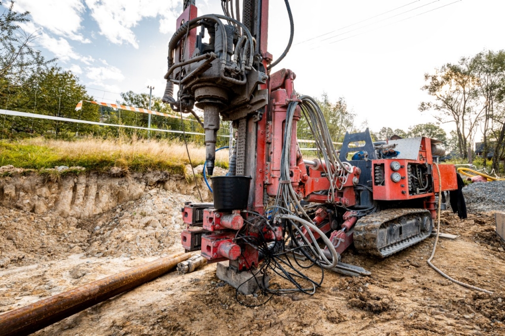 máquina perforando el subsuelo para obtener energía geotérmica