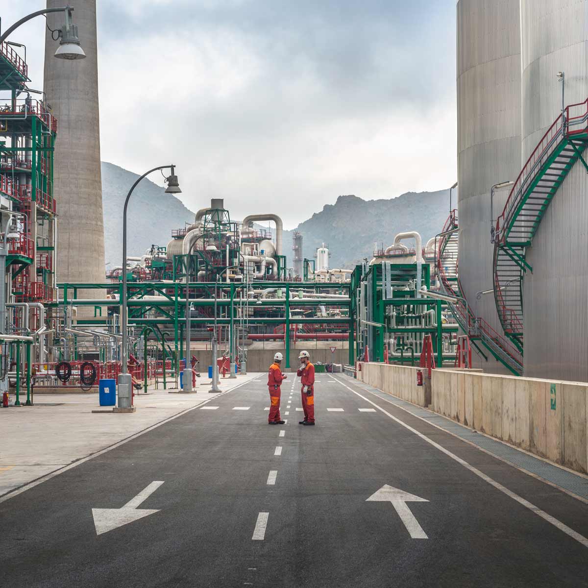 Operarios en el Complejo de Repsol en Cartagena
