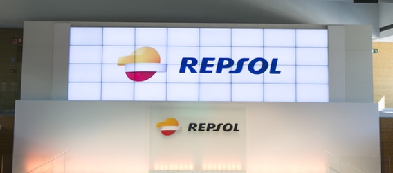 Vista del logo de Repsol en una pantalla del un auditorio