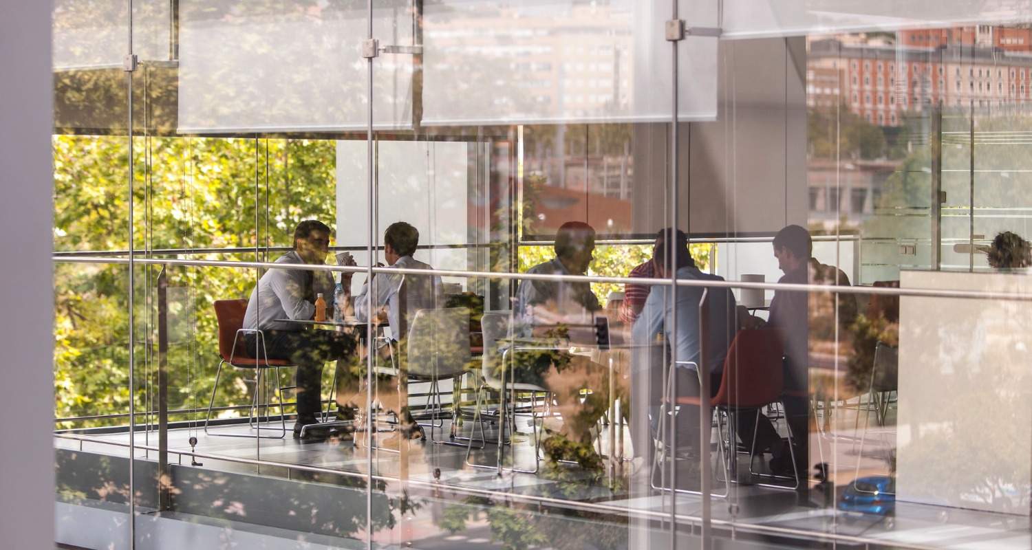 Campus Repsol, reunión tras cristal