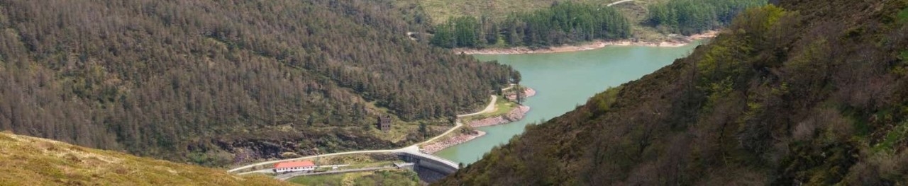 Vista aérea panorámica del embalse de Alsa