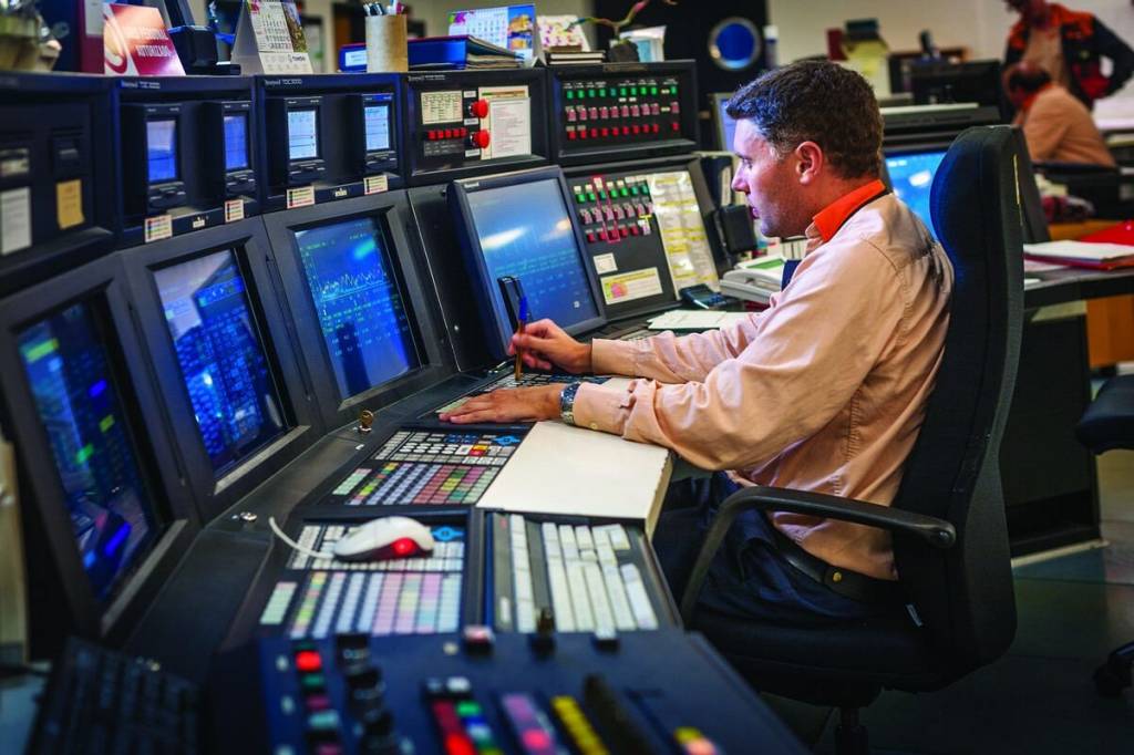 Técnico en una sala de control