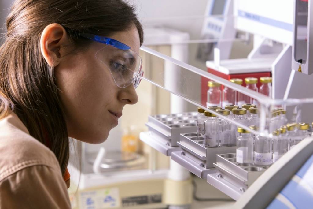 Científica en un laboratorio de Química