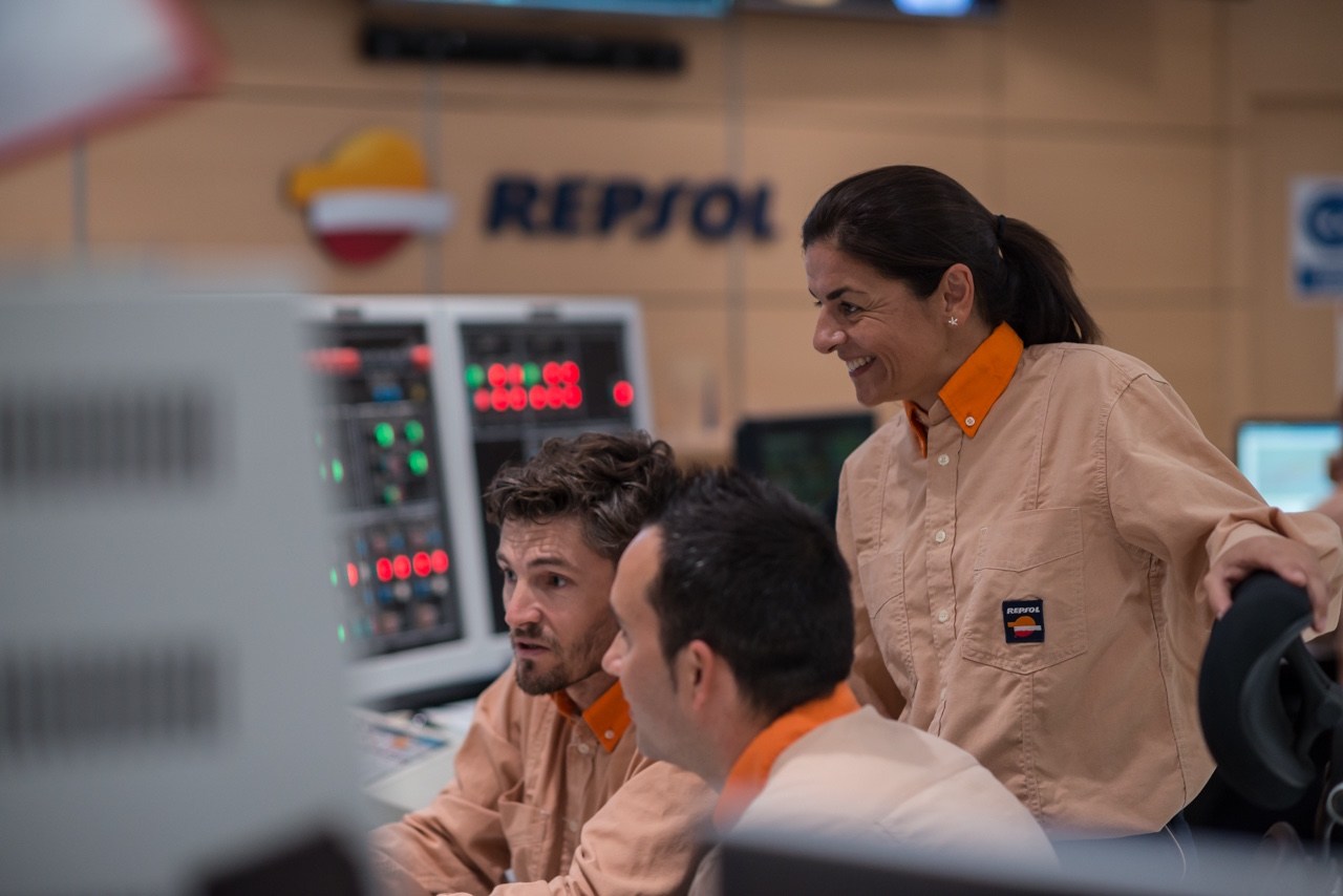 Empleados de Repsol ante pantallas de una sala de control