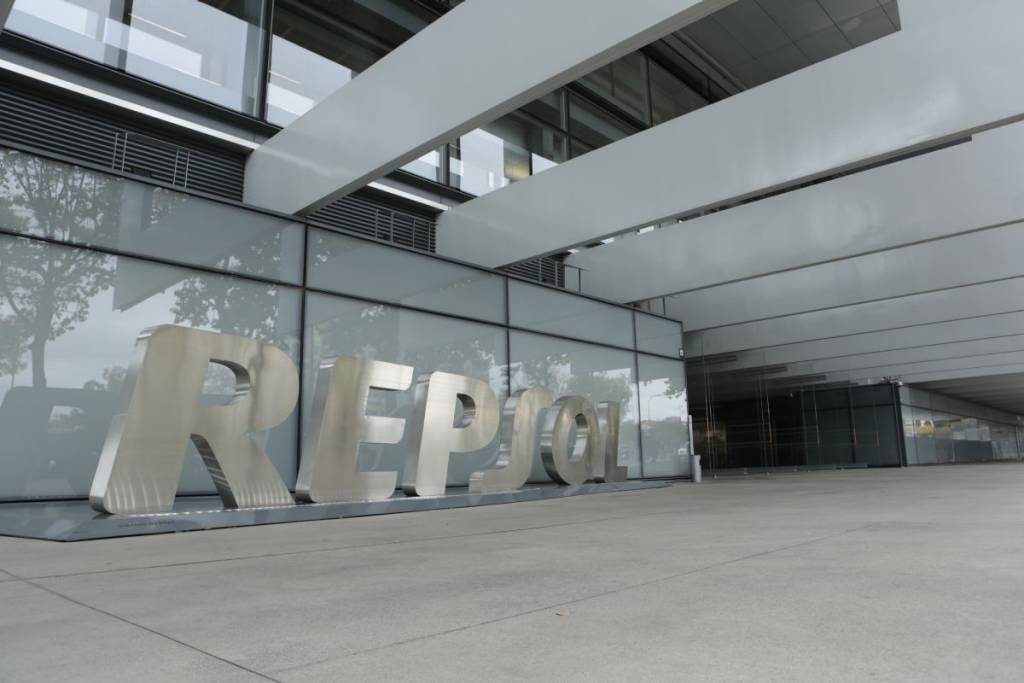 Logo de Repsol en la entrada del Campus
