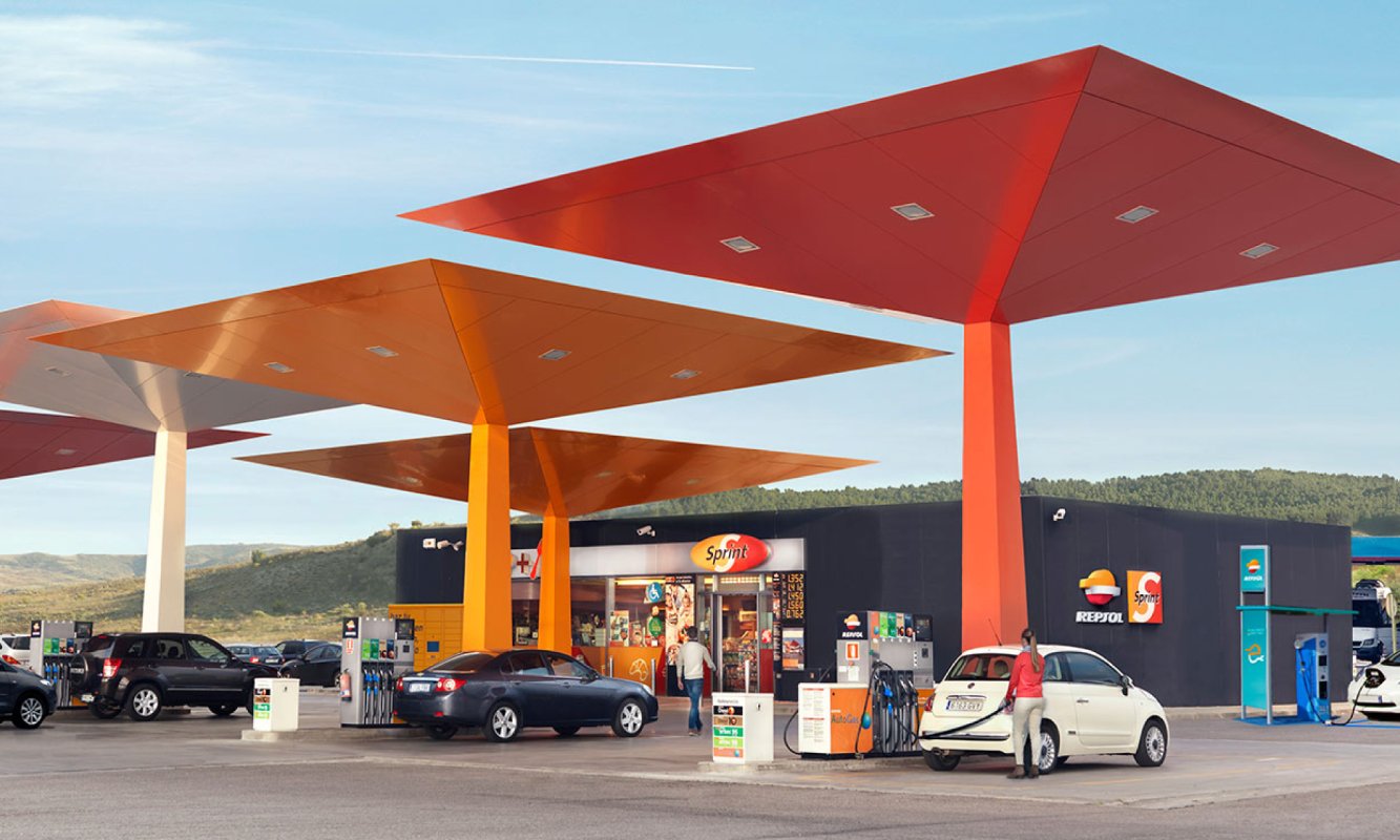 Estación de servicio Repsol de día