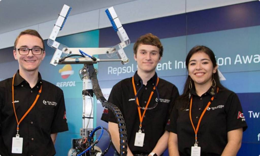 Estudiantes con un robot en Repsol Innovation Awards