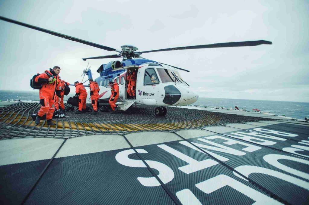 Operarios de Repsol montando en un helicóptero
