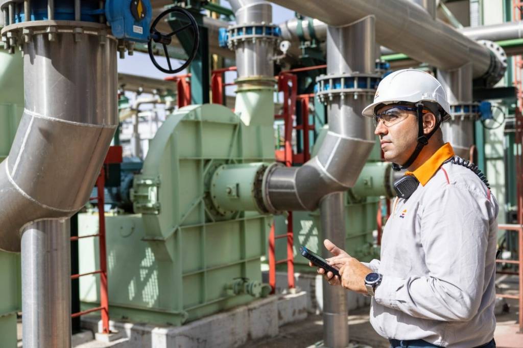 Técnico de mantenimiento en una instalación