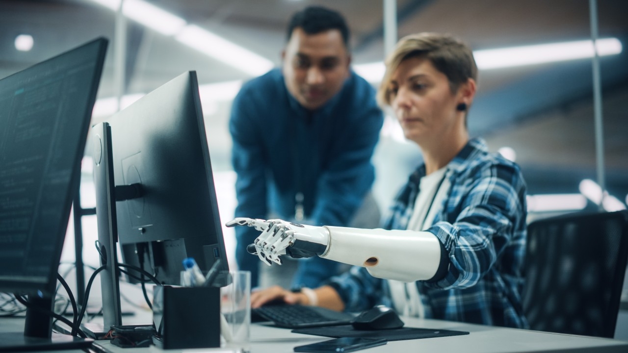 ingeniera de biotecnologia con brazo robotico