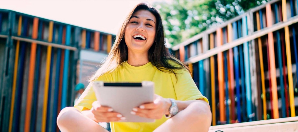 Una joven con una tablet sonriendo