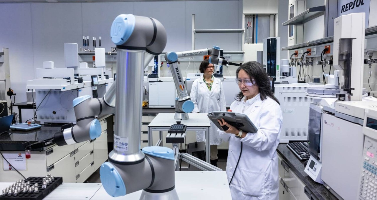 Unas cientificas en un laboratorio, una de ellas observando información en una tablet