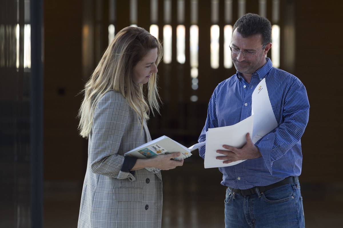 Dos personas consultando papeles