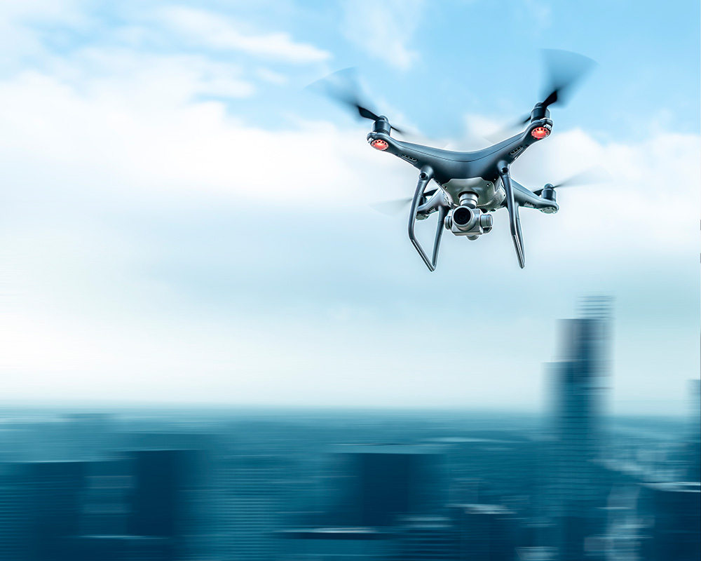 Vista de un dron posado en tierra 
