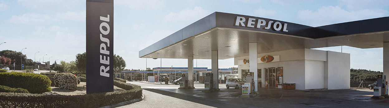 vista panorámica de una estación de servicio de Repsol
