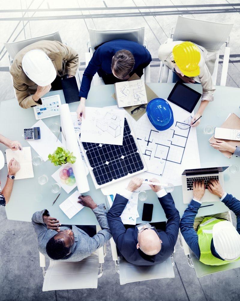 Grupo de ingenieros reunidos
