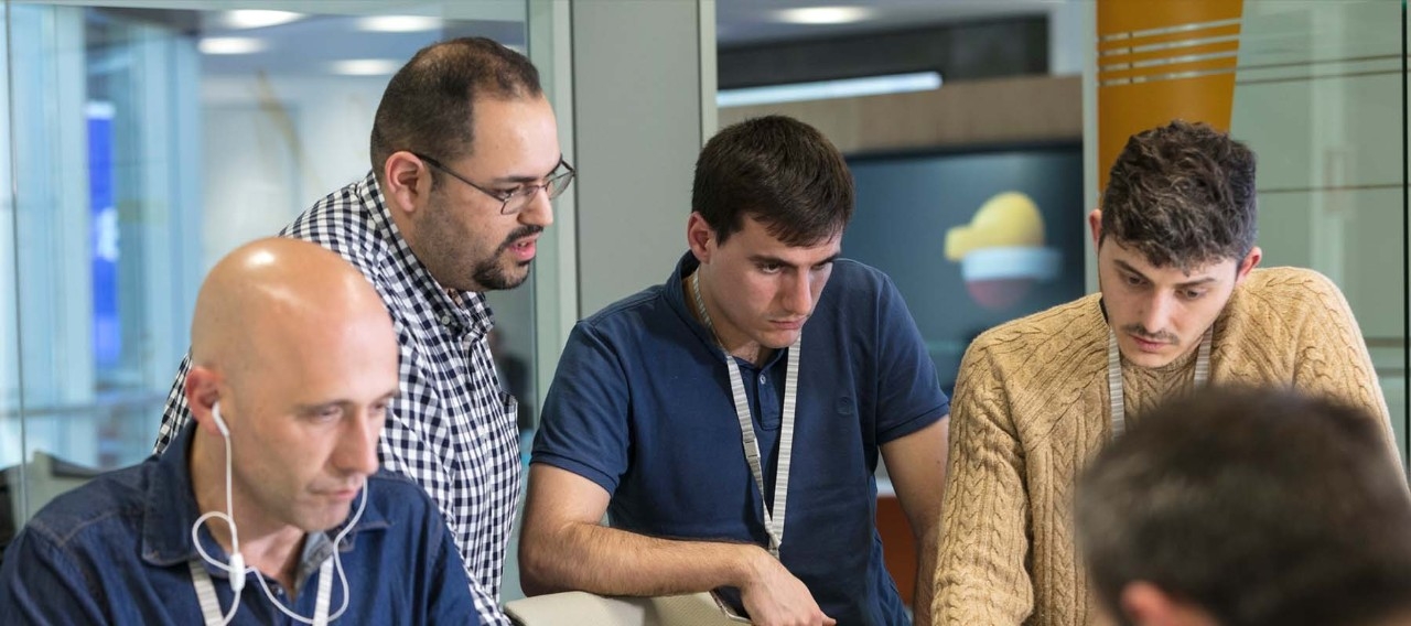 Movilidad. Un investigador observa a través de un microscopio 