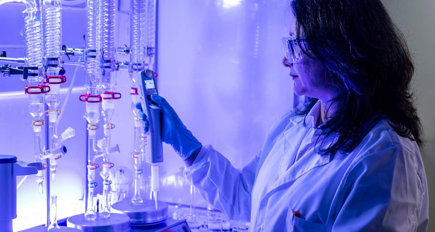 Una investigadora en un laboratorio