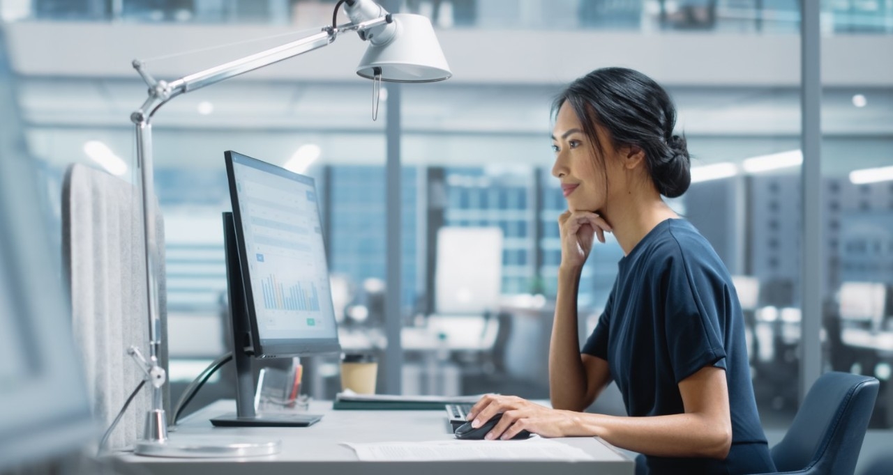 Una mujer en la oficina