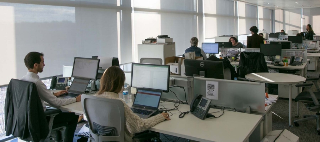 Empleados de Repsol con bolsas de de gimnasio al hombro 