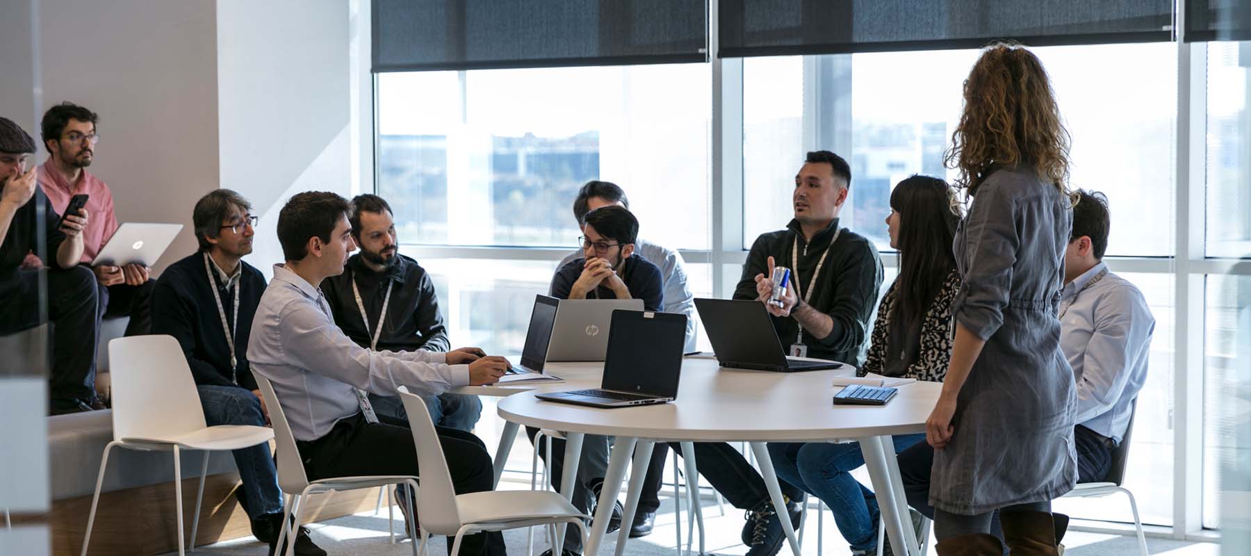 Personas reunidas en una oficina
