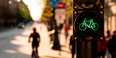 Un semáforo en verde para los ciclistas 