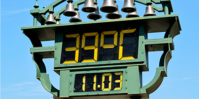 Un termómetro de calle que marca la hora y la temperatura