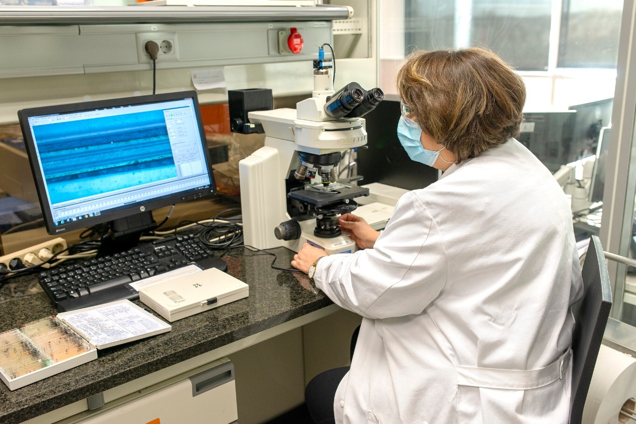 Mujer en un laboratorio