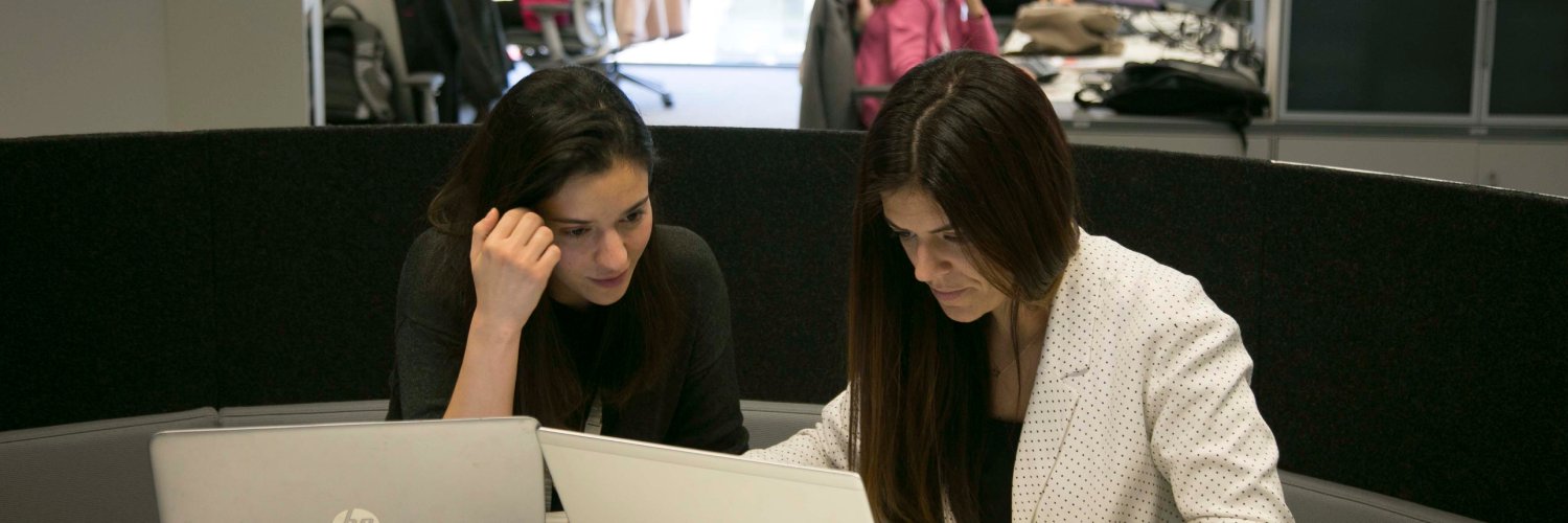 girls studying dual VT