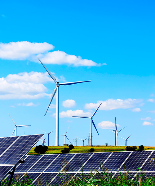 Placas solares junto a un molino eólico