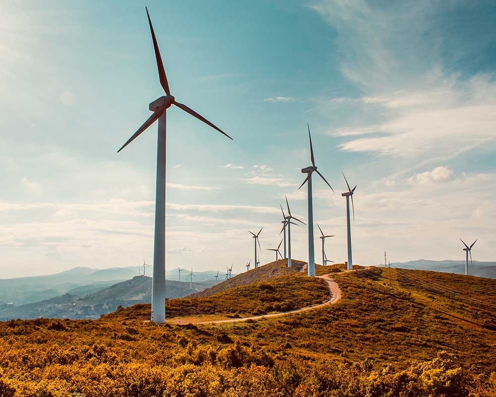 Un aerogenrador en un campo verde