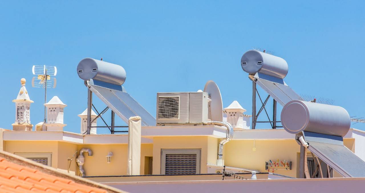 Aerothermal energy units on the roof of a building