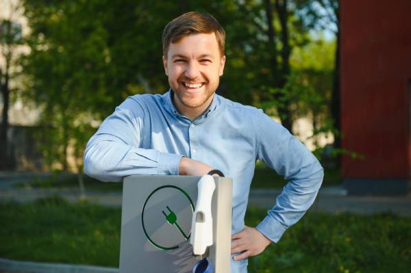 un chico sobre un enchufe ecologico