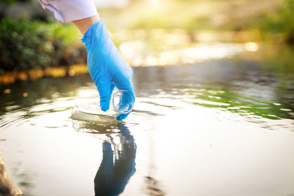 persona recogiendo una muestra de agua