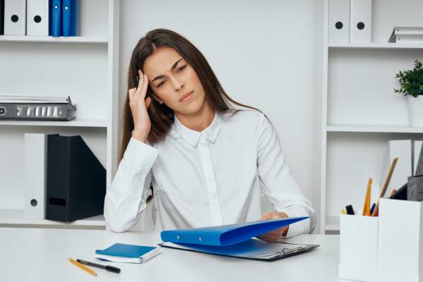 mujer con dolor de cabeza