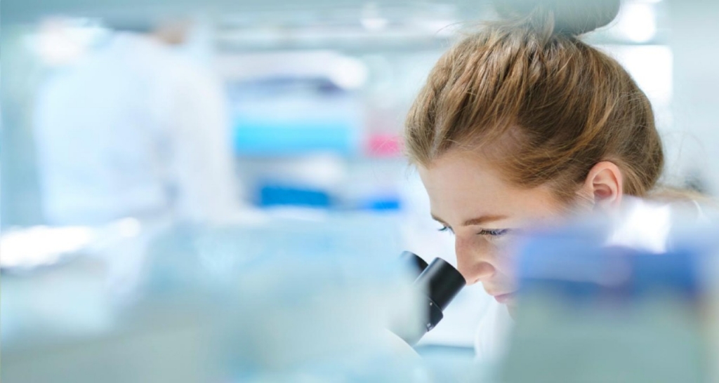 Mujer en laboratorio