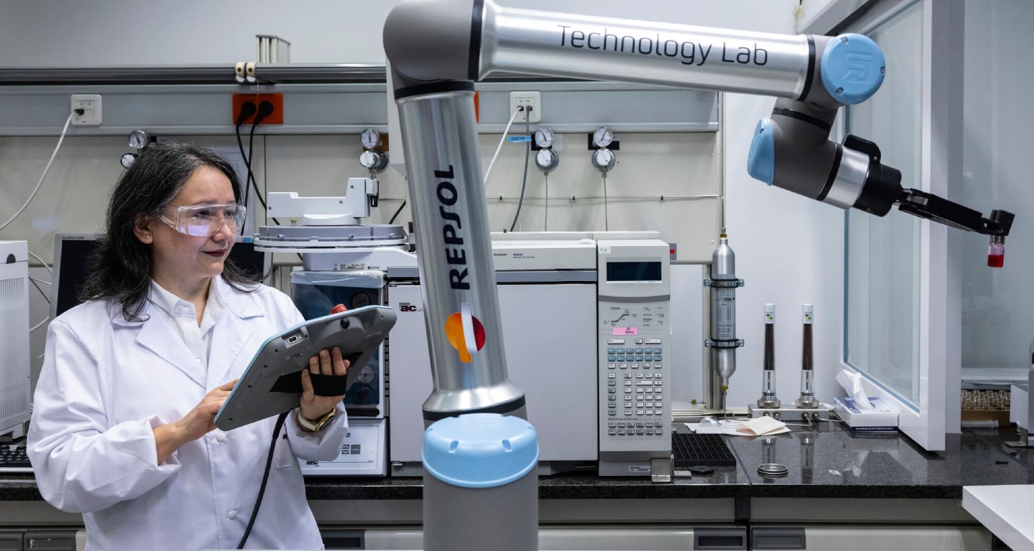 Científica en un laboratorio de Repsol