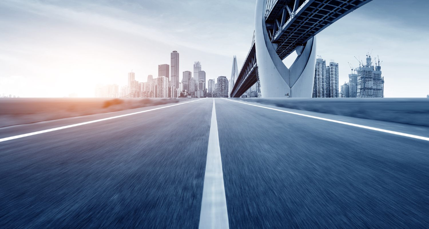 Un coche por una carretera futurista