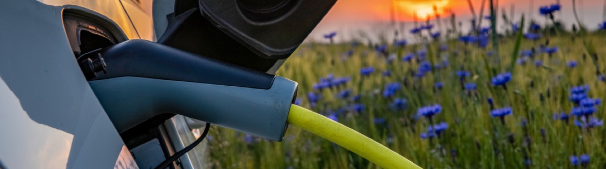 Un vehículo eléctrico repostando