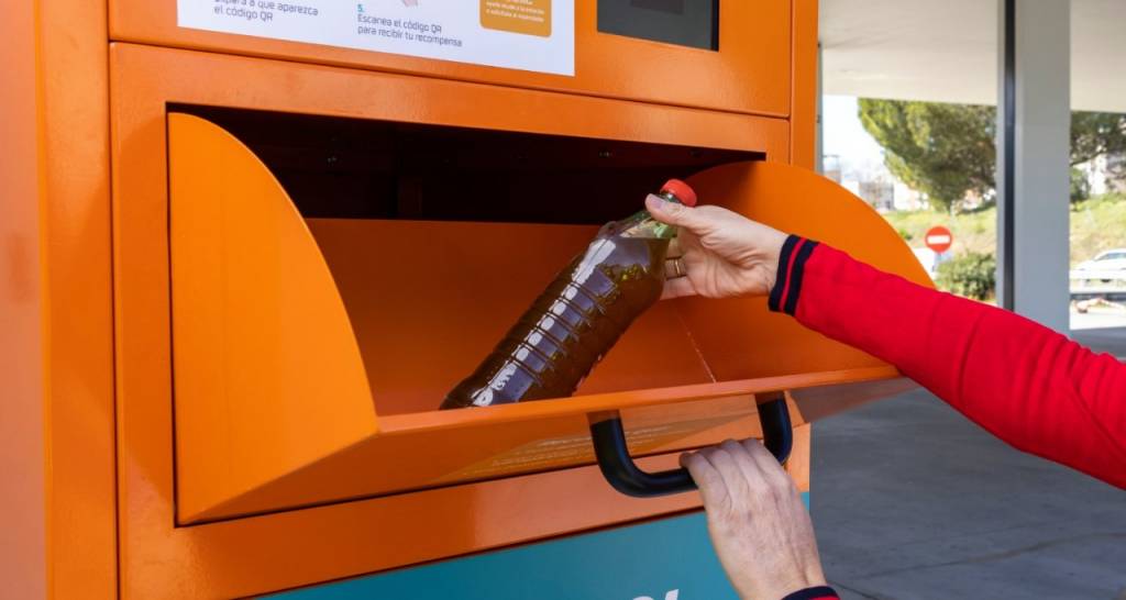 Un recipiente de recogida de aceite usado en una estación de servicio Repsol