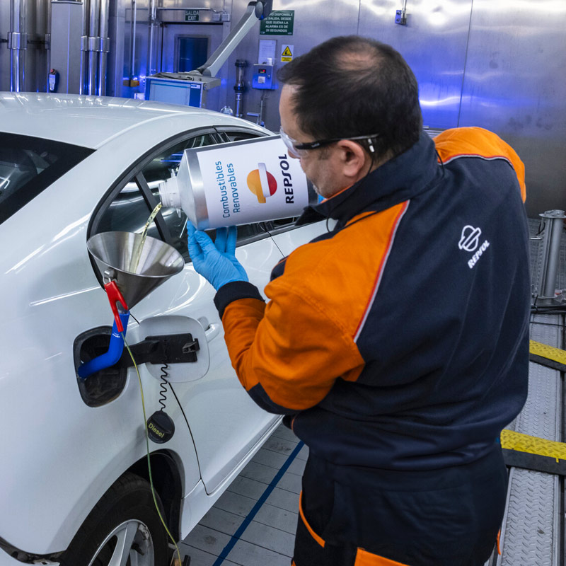 Empleado repostando combustible