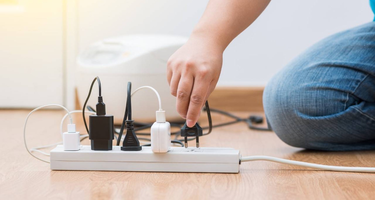 desenchufando cables para ahorrar energía