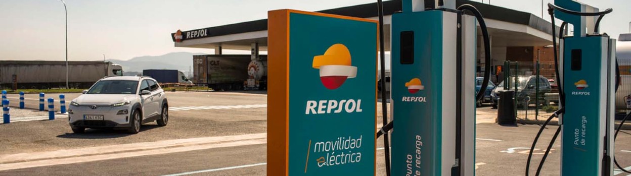 Punto de recarga eléctrico en carretera