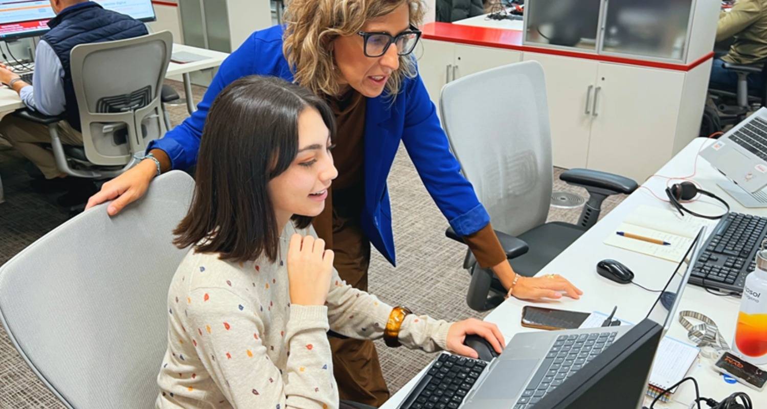 A UAM Dual Degree in Chemistry student working under her mentor's wing at Repsol Campus.
