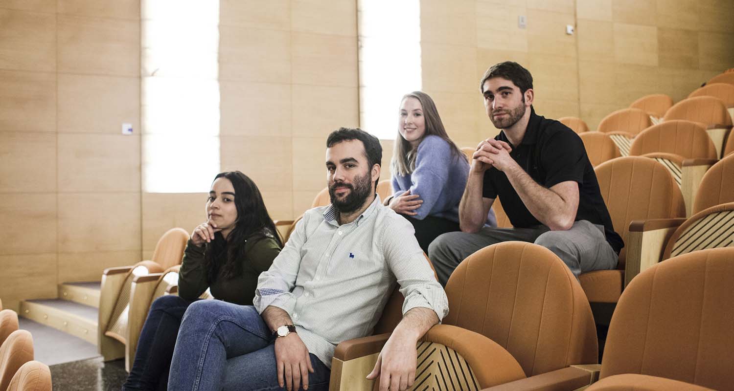 Jóvenes conversan 